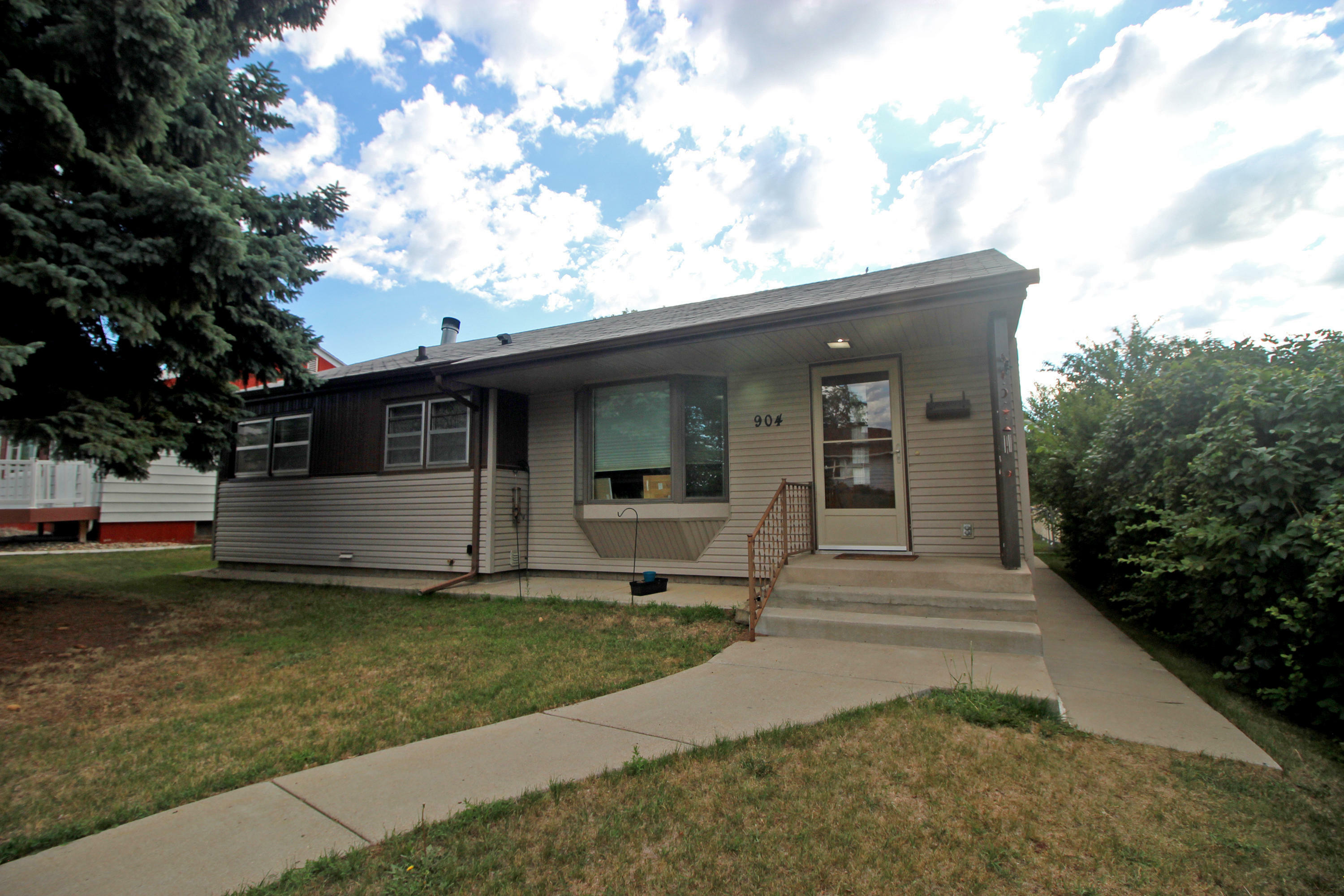 Property Photo:  904 2nd Avenue NW  ND 58554 