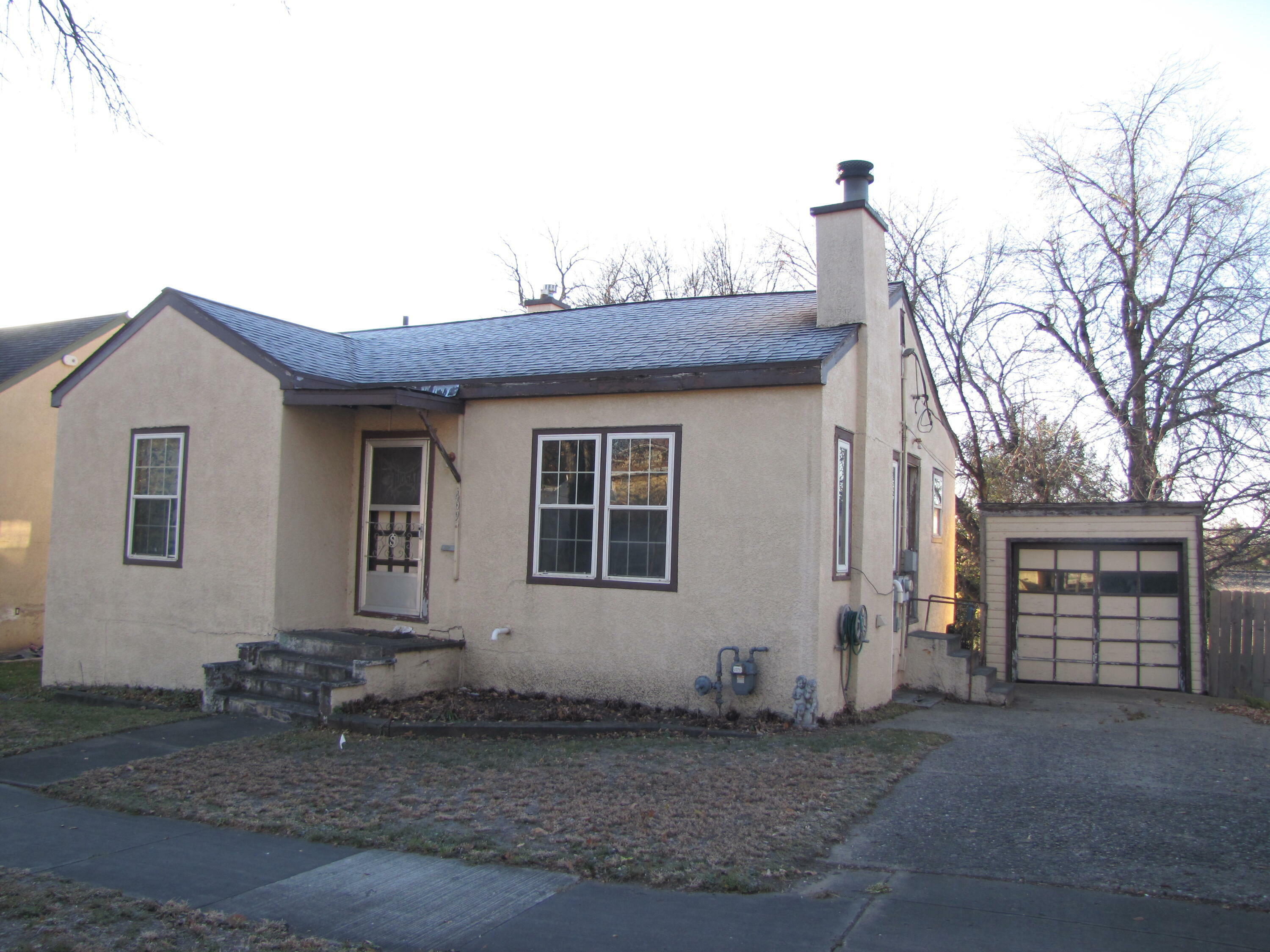 Property Photo:  409 Broadway Avenue W  ND 58501 