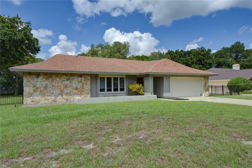 Property Photo: 1305 Cambron Drive FL 33596