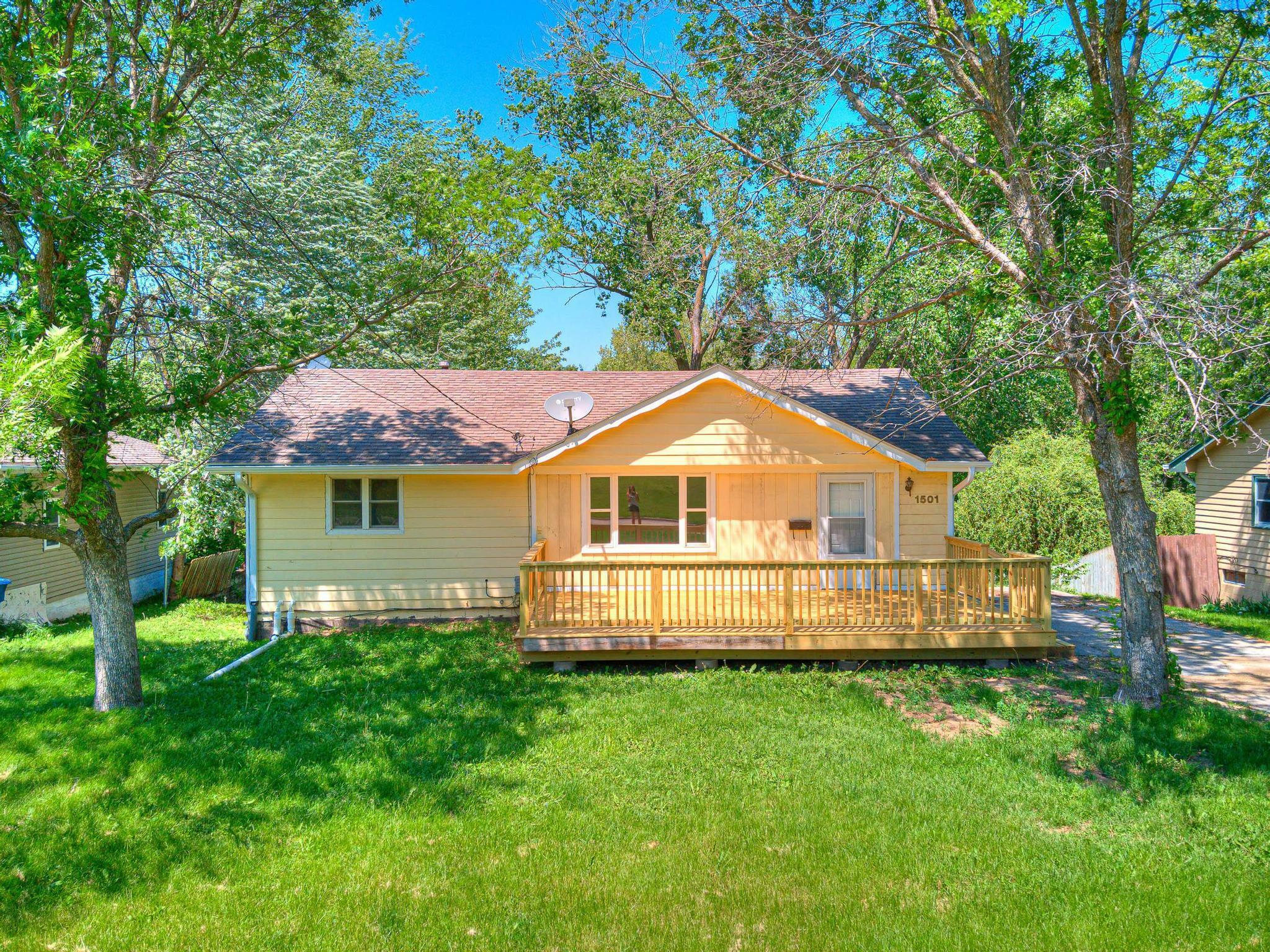 Property Photo:  1501 Kenyon Avenue  IA 50315 