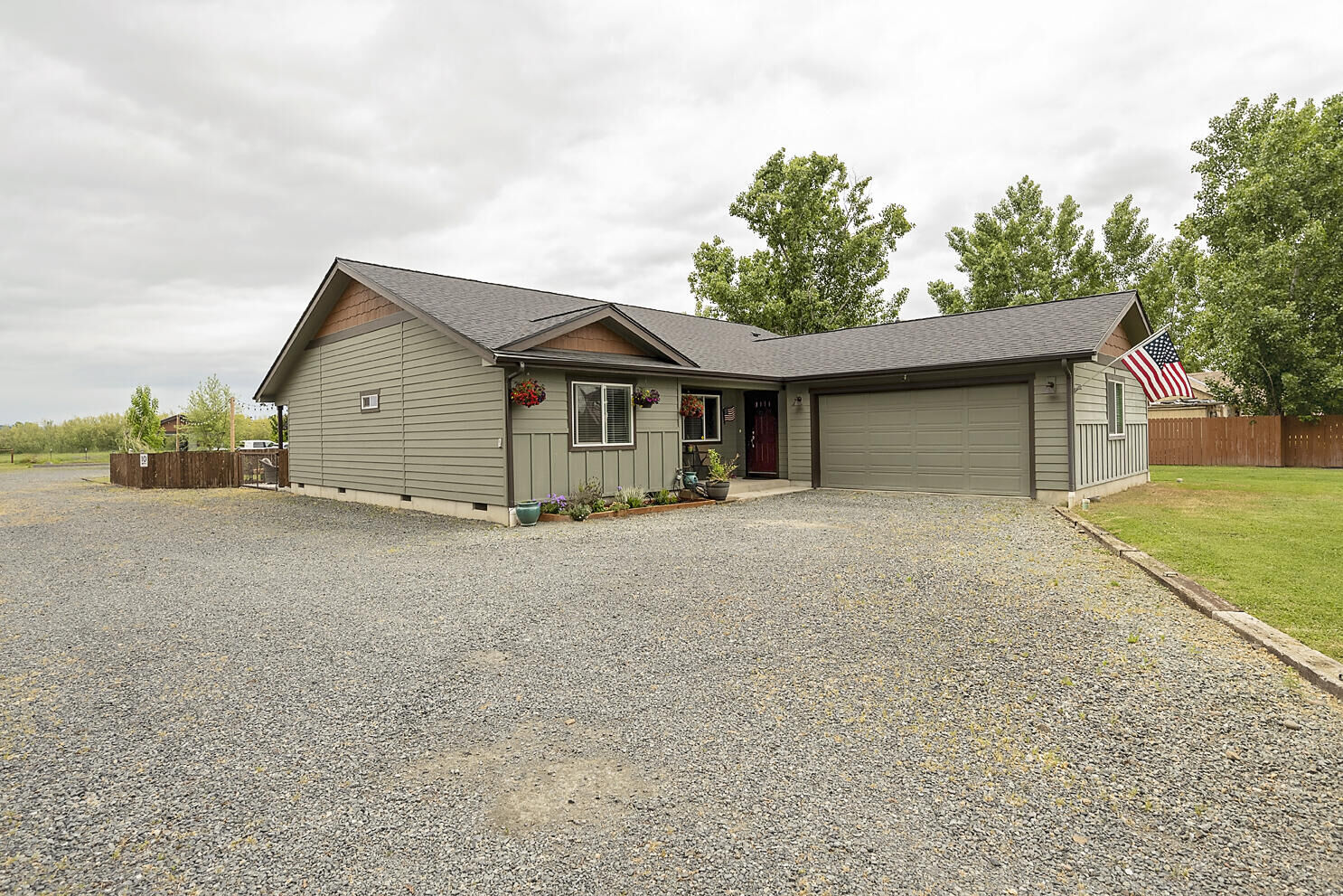 Property Photo: 170 W Gregory Road OR 97502