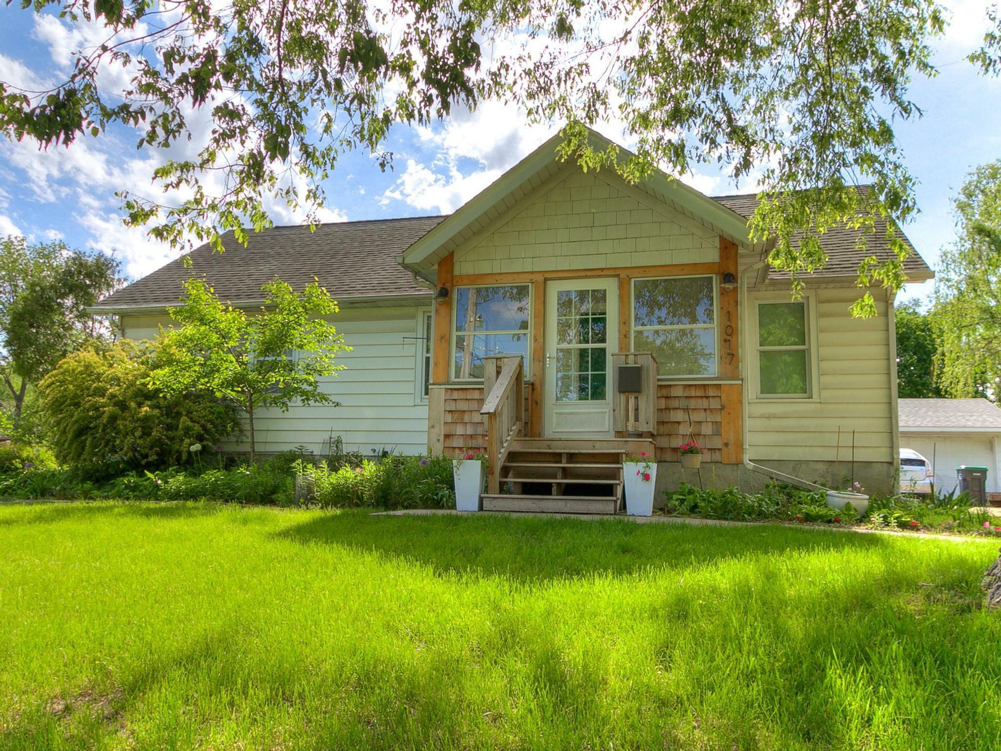 Property Photo:  1017 Garfield Avenue  IA 50014 