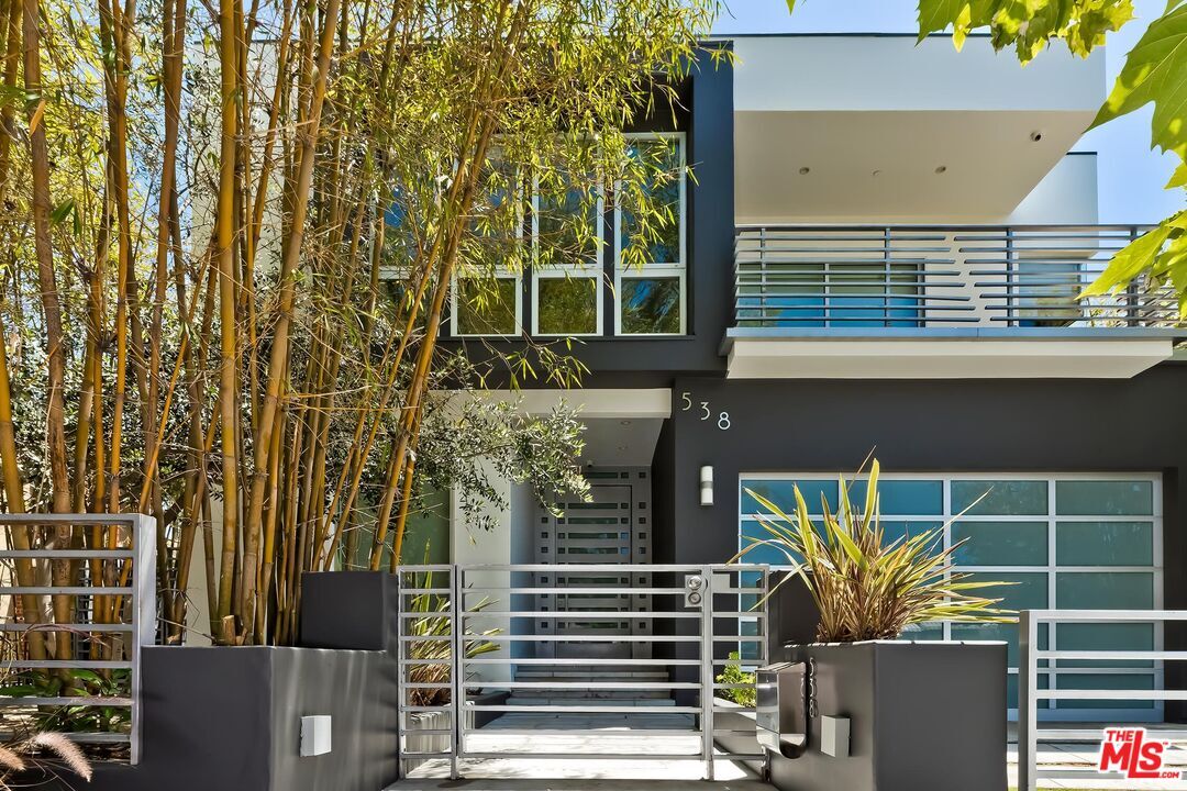 Property Photo:  538  N Citrus Ave  CA 90036 