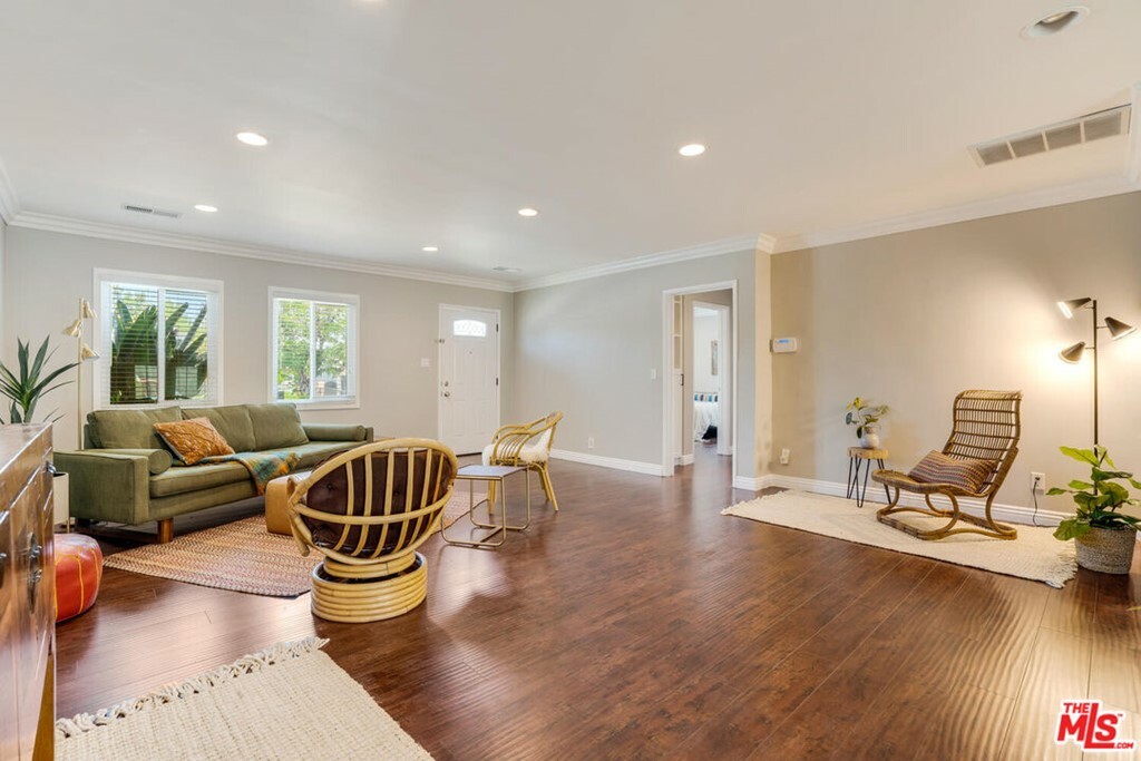 Property Photo:  17434 Tiara Street  CA 91316 