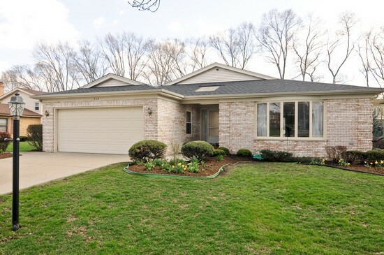 Property Photo:  712 Longtree Drive  IL 60090 