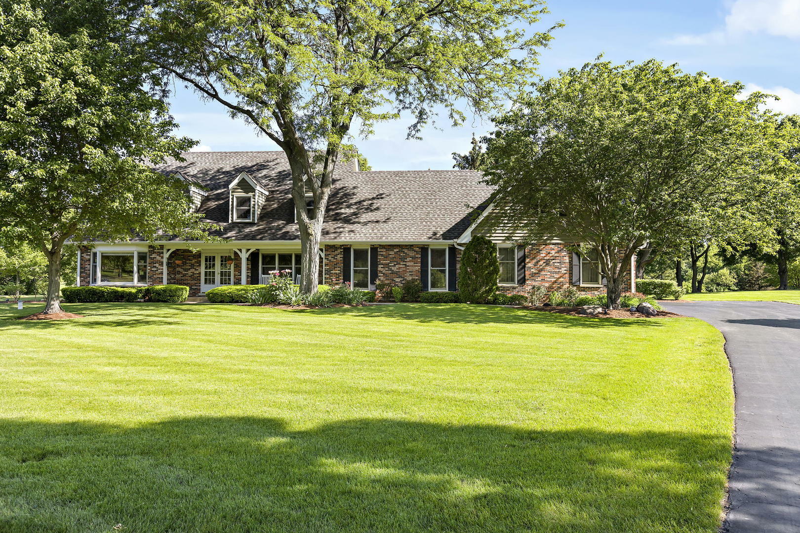 Property Photo:  122 Colony Drive  IL 60010 