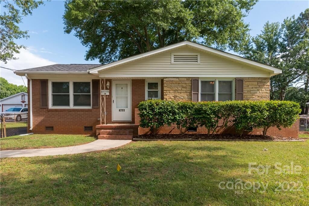 Property Photo: 4711 Brooktree Drive NC 28208