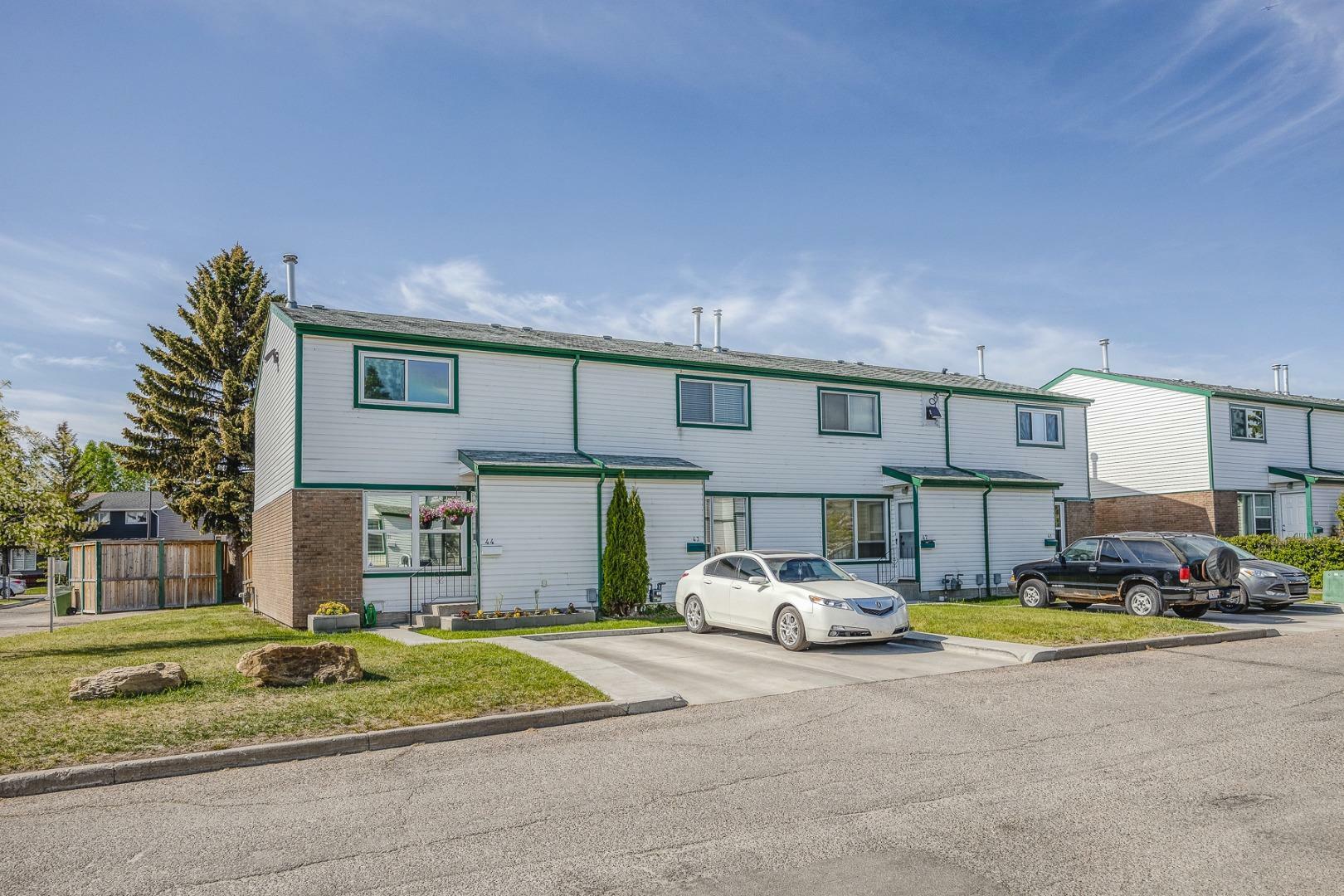 Property Photo: 43, 100 Pennsylvania Road SE 43 AB T2A 4Y8