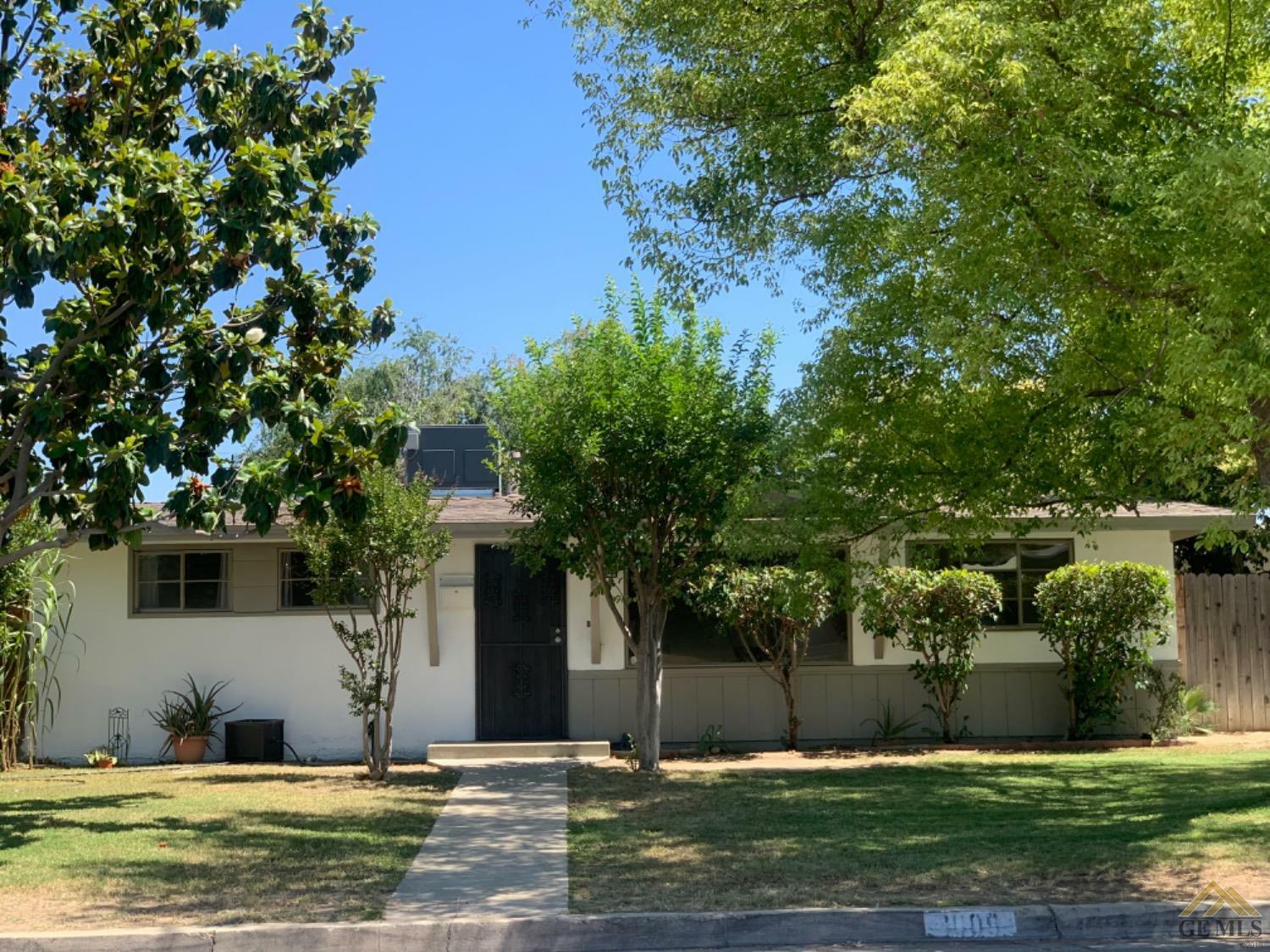 Property Photo:  1009 Shattuck Avenue  CA 93305 