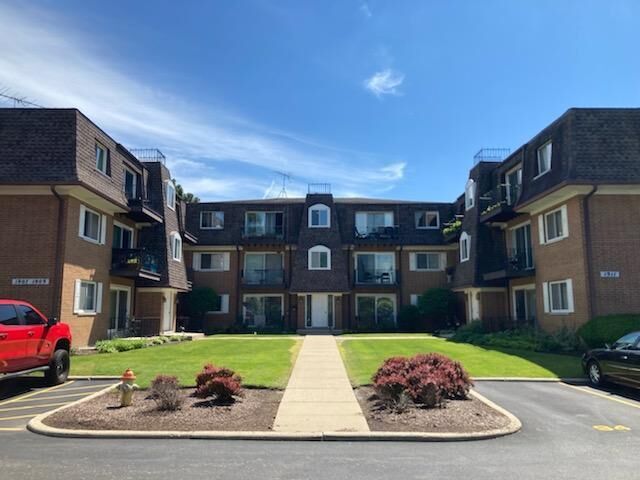 Property Photo:  1907 W Golf Road 2A  IL 60056 