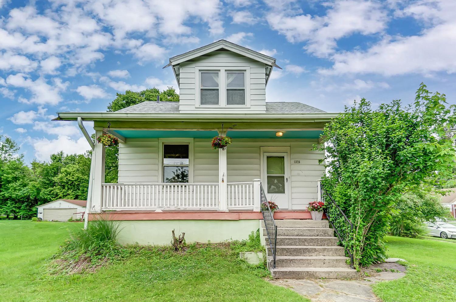 Property Photo: 1376 W Galbraith Rd OH 45231