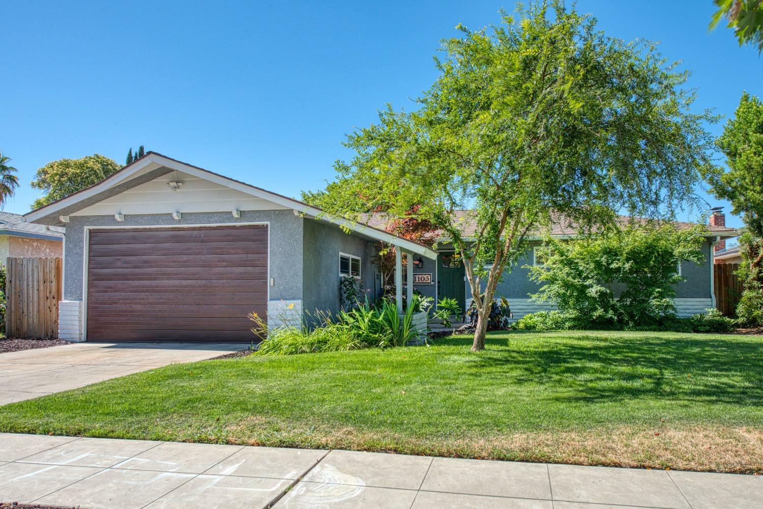 Property Photo:  1105 E Fremont Avenue  CA 93710 