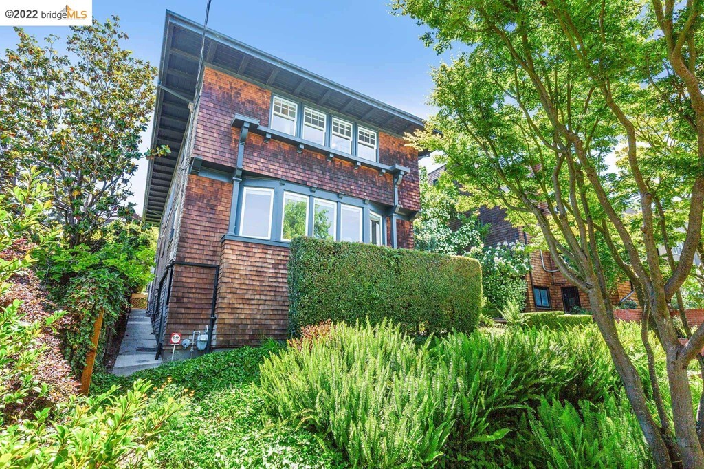 Property Photo: 12 Monte Ave CA 94611-3717