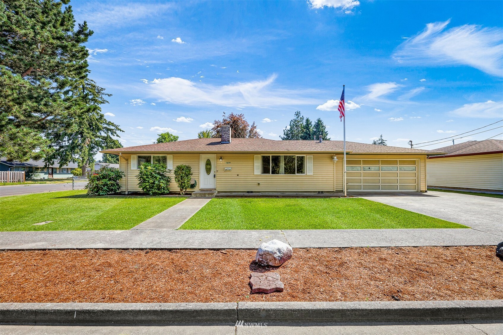 Property Photo: 1916 E Broadway WA 98274