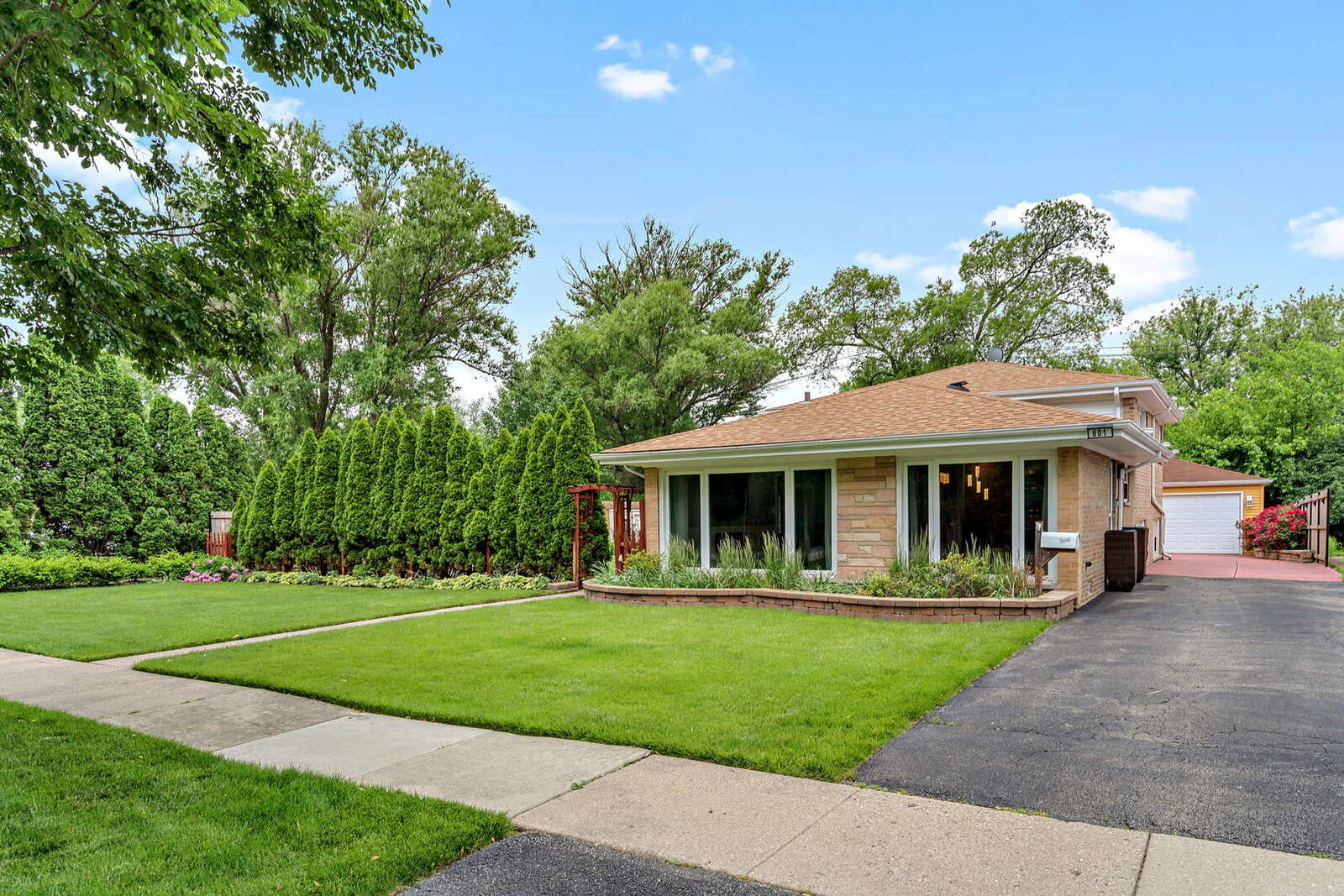 Property Photo: 601 Leclaire Avenue IL 60091