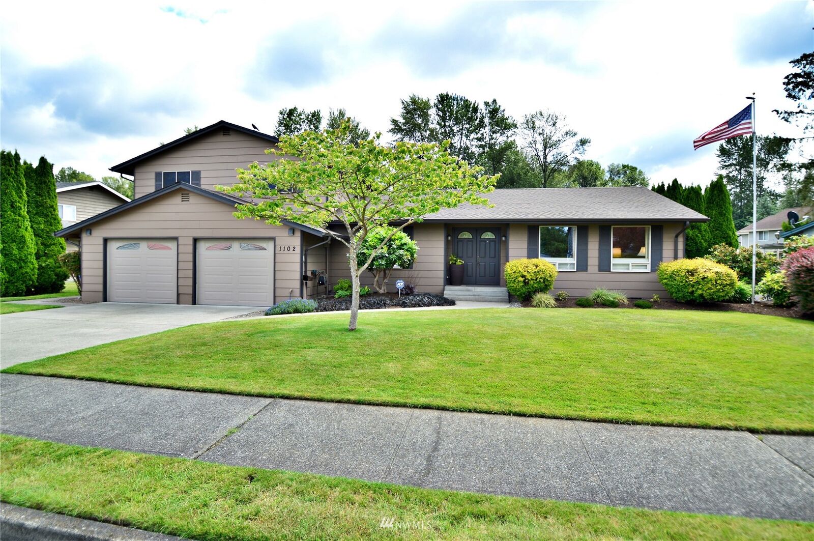 Property Photo: 1102 Pike Street NE WA 98002