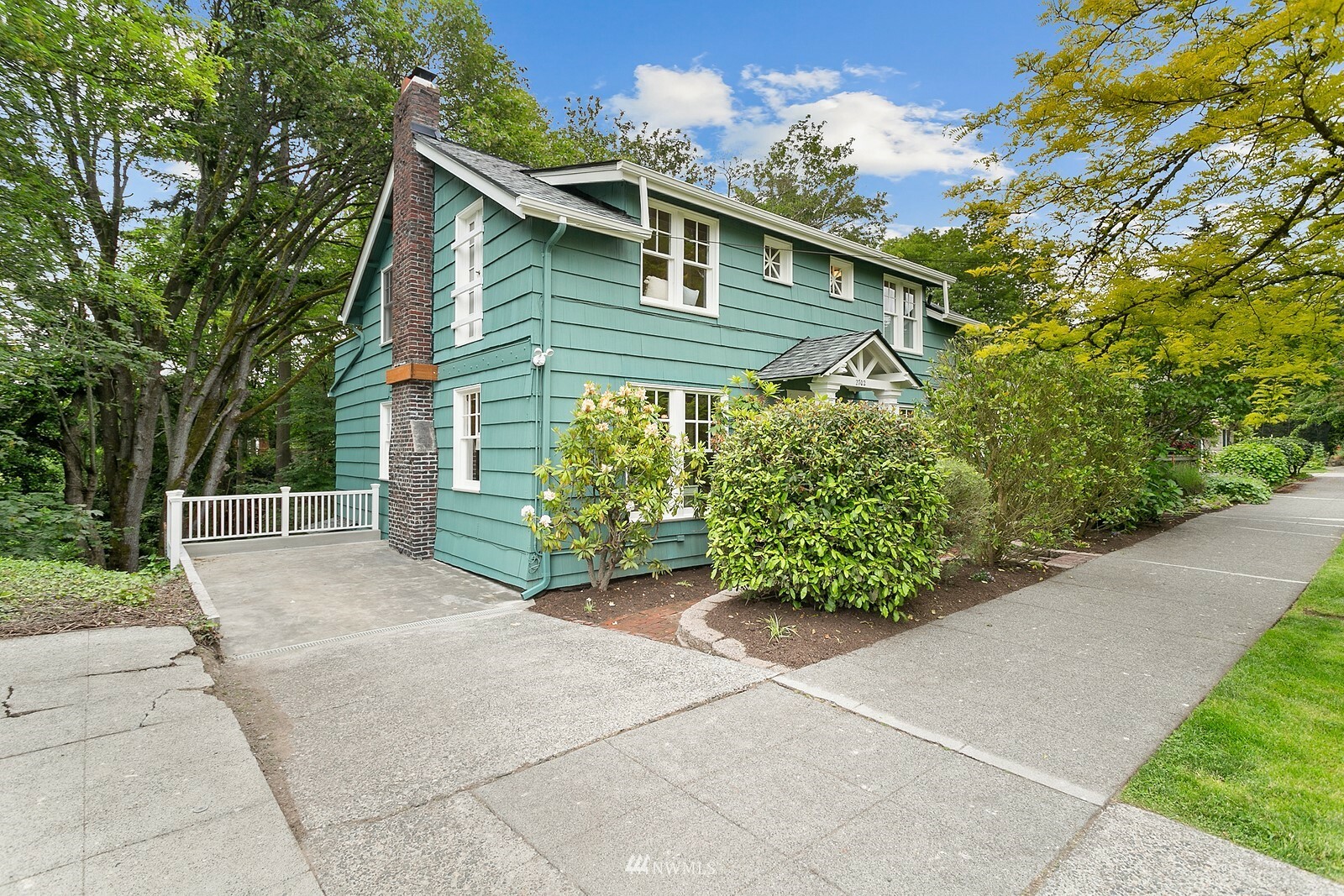 Property Photo:  2702 Walnut Avenue SW  WA 98116 