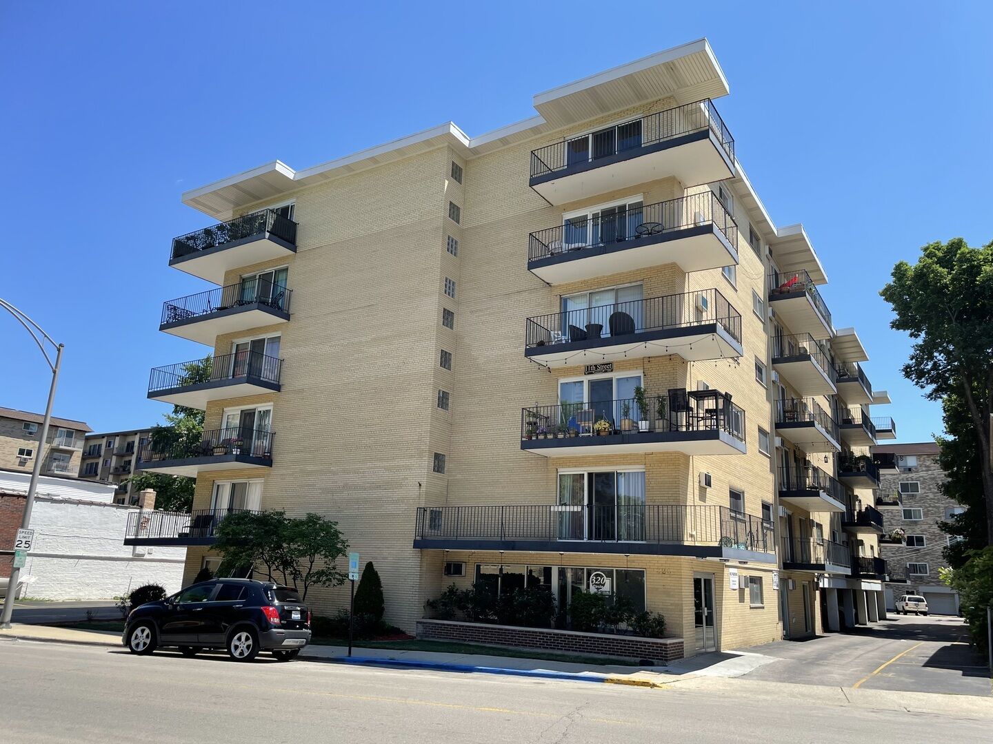 Property Photo: 320 Circle Avenue 511 IL 60130