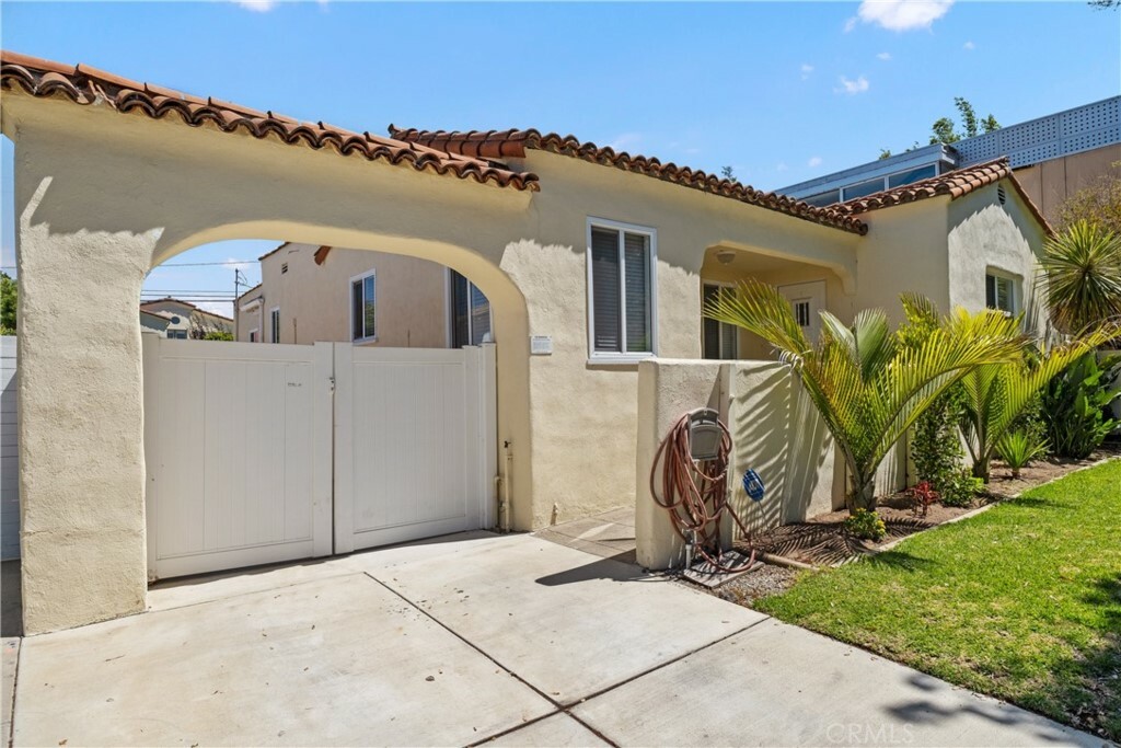 Property Photo:  1014 Cedar Street  CA 90405 