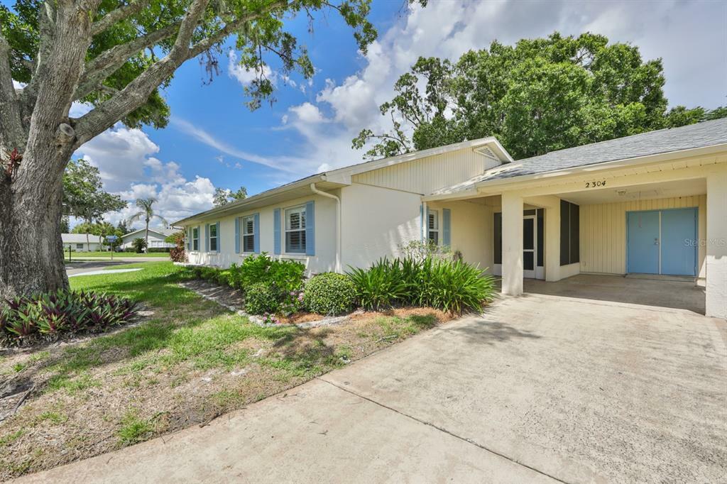 Property Photo:  2304 Grenoble Place  FL 33573 