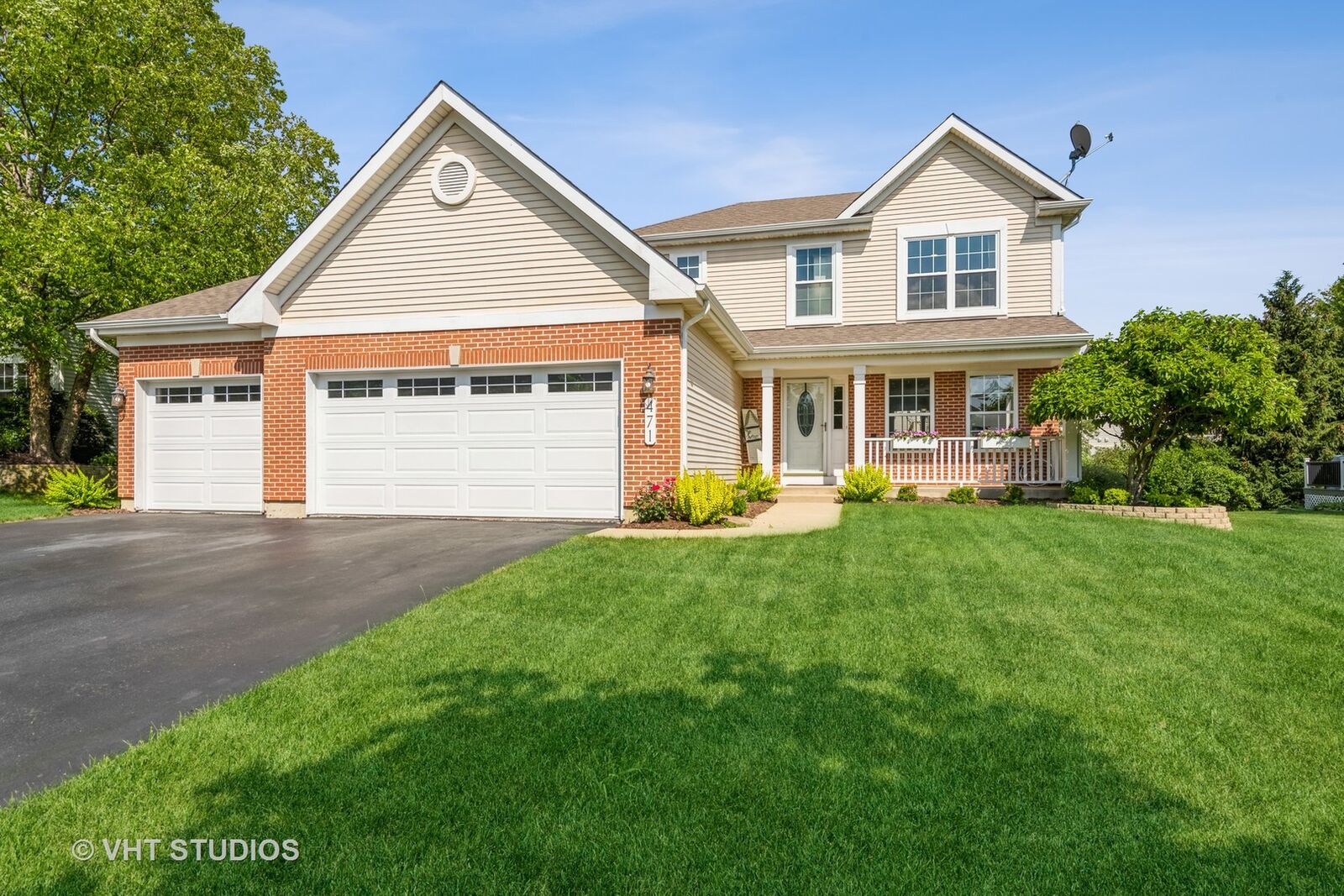 Property Photo: 471 Winding Canyon Way IL 60102