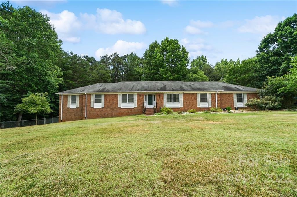 Property Photo:  703 Candlewick Drive  NC 28147 