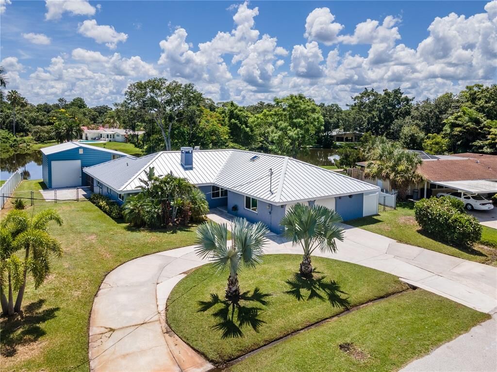 Property Photo:  421 Lake Drive  FL 34232 