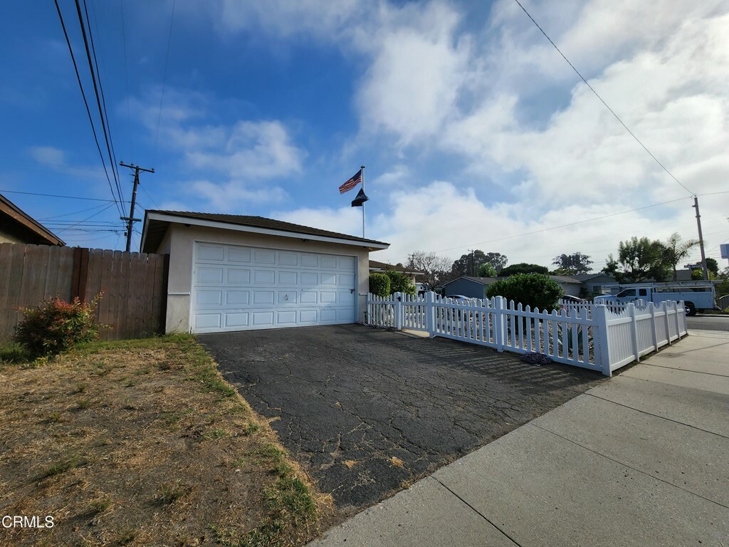 Property Photo:  1354 W Olive Street  CA 93033 