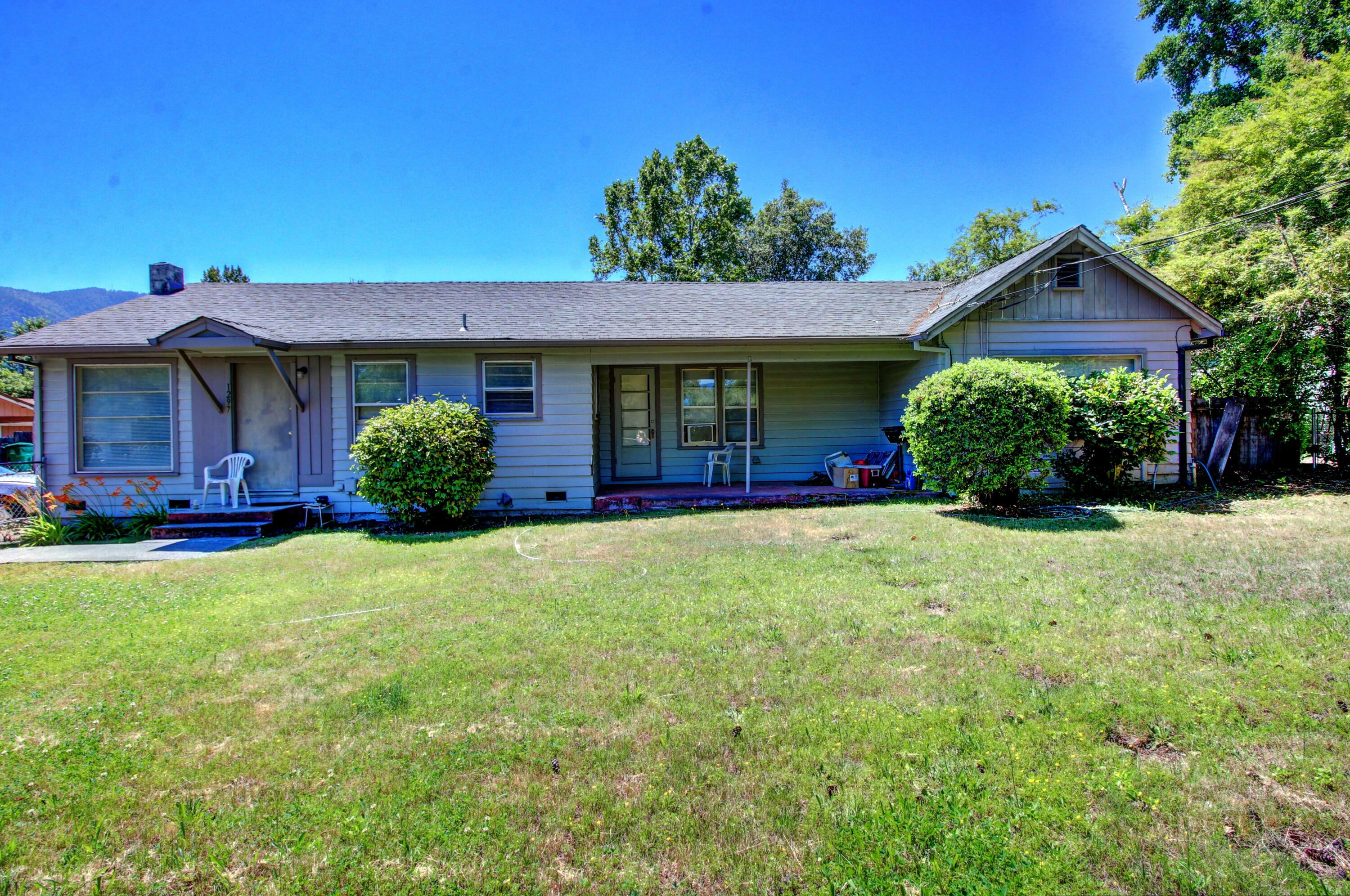 Property Photo:  1297 SE Grandview Avenue  OR 97527 