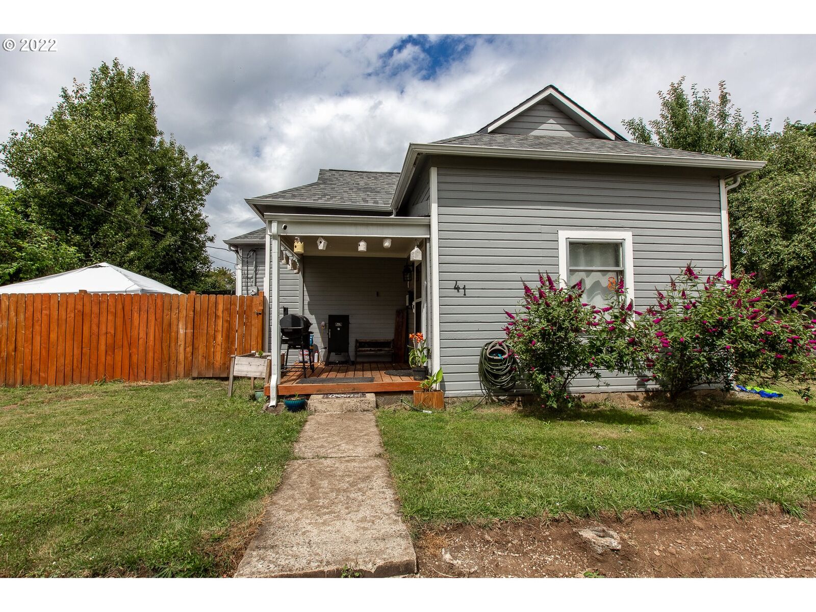 Property Photo: 41 N J St OR 97424