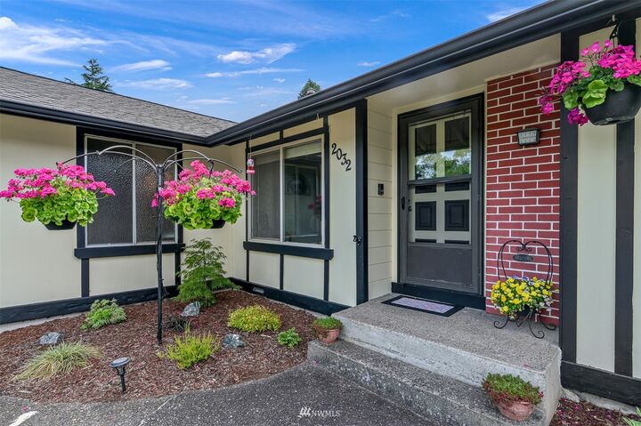 Property Photo:  2032 Tamarac Place  WA 98248 