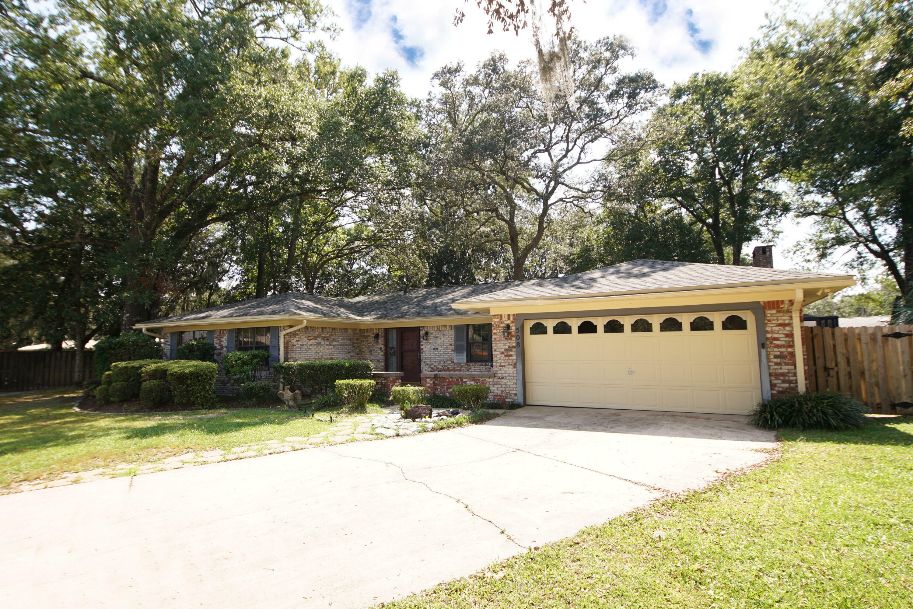 Property Photo:  508 Sioux Circle  FL 32547 