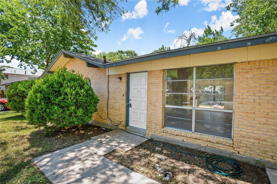 Property Photo:  2207 Palmera Cove  TX 78744 