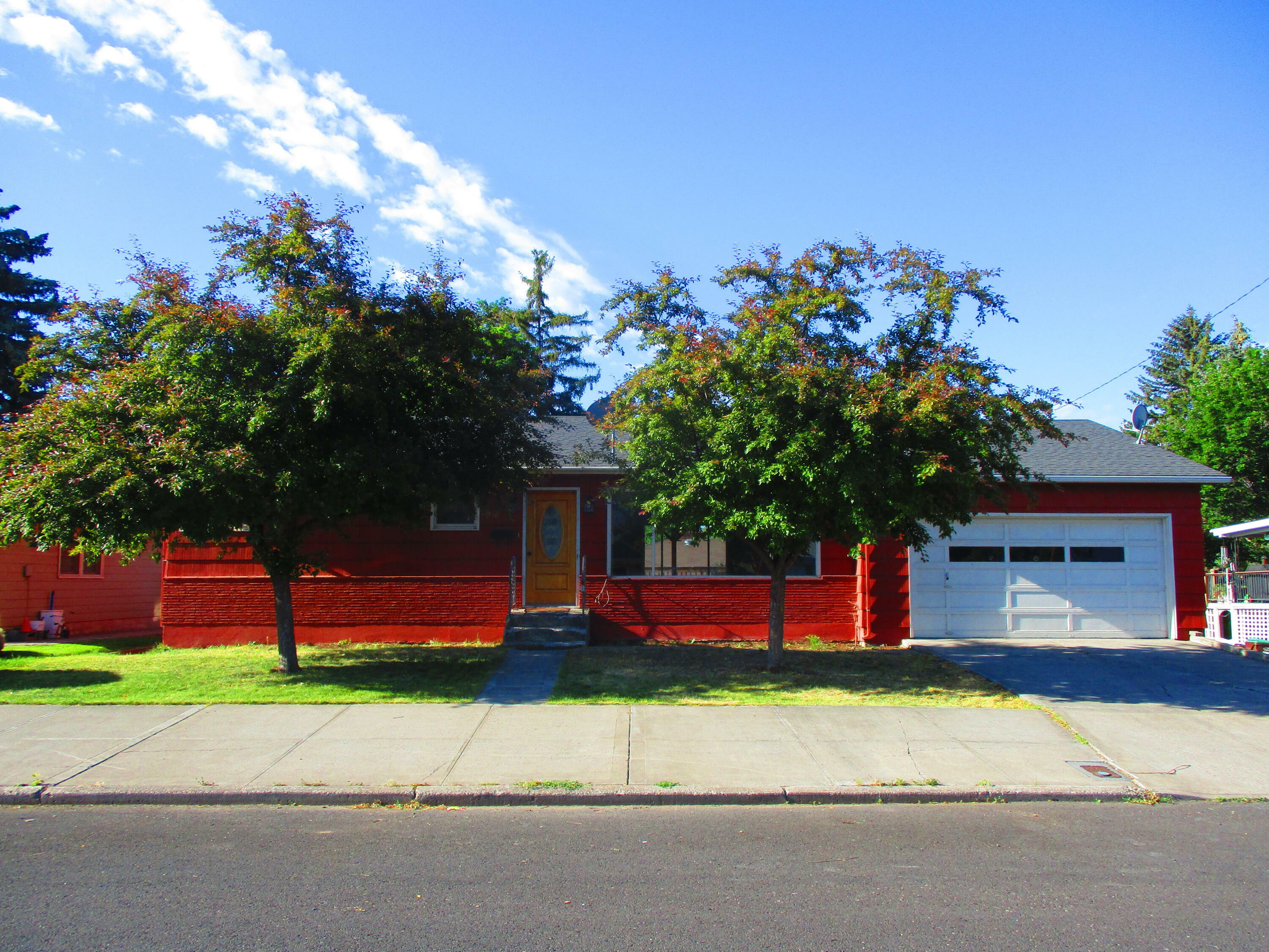 Property Photo: 1050 E 1st Street OR 97754