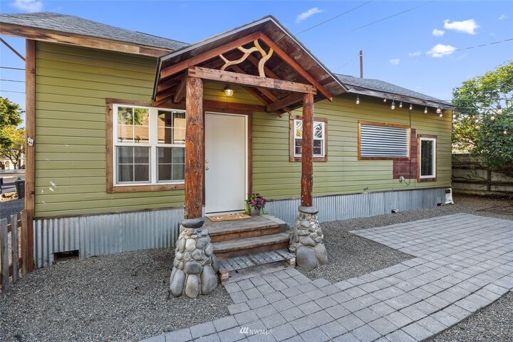 Property Photo:  305 E Washington Avenue  WA 98926 