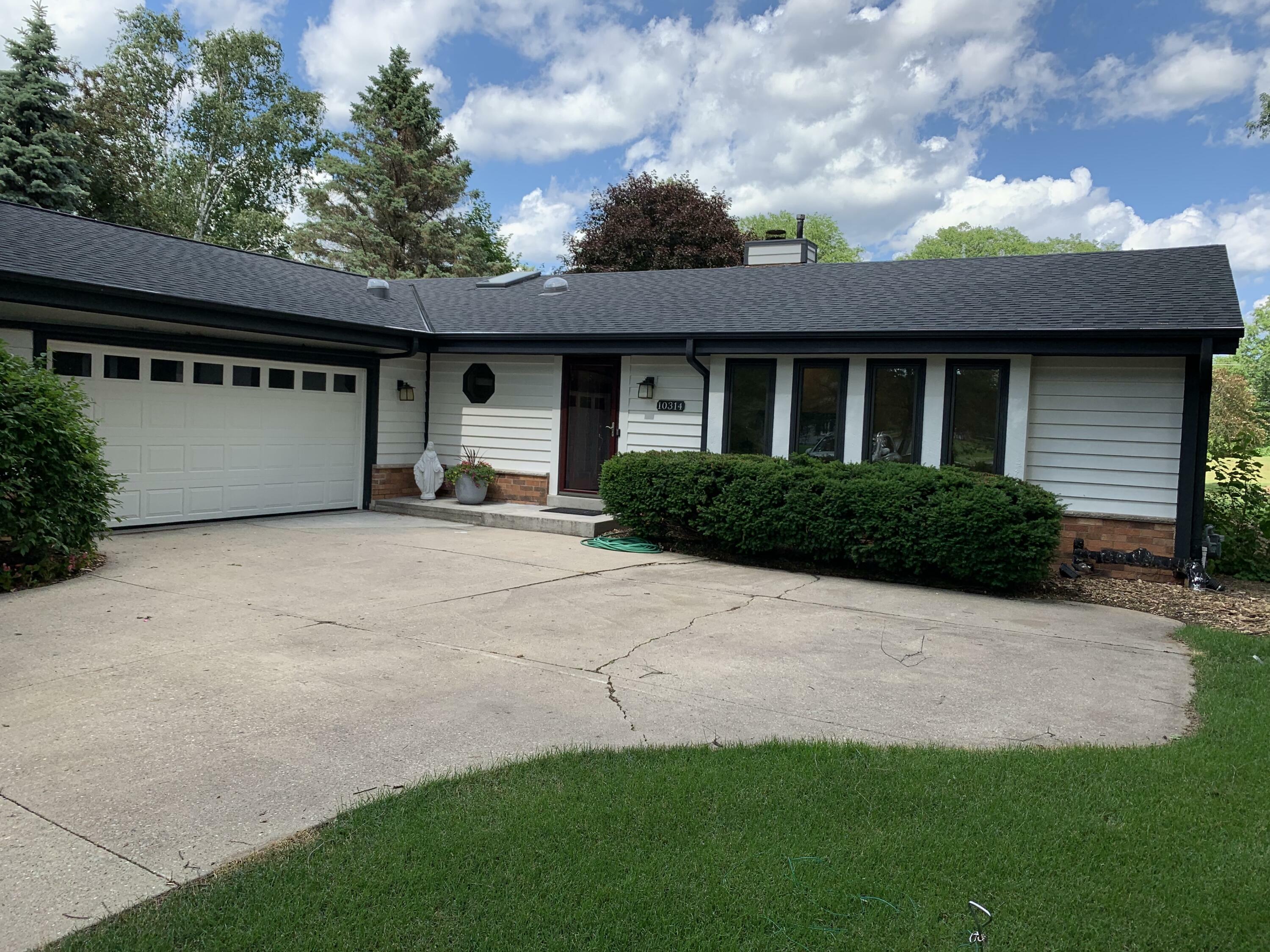 Property Photo:  10314 N Amherst Ct  WI 53097 