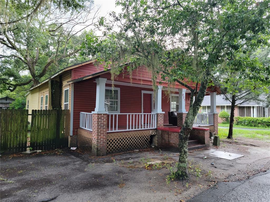 Property Photo:  827 NW 4th Place  FL 32601 