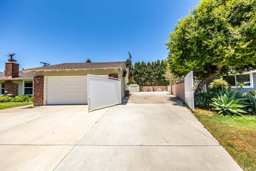 Property Photo:  2750 N Hearthside Street  CA 92865 