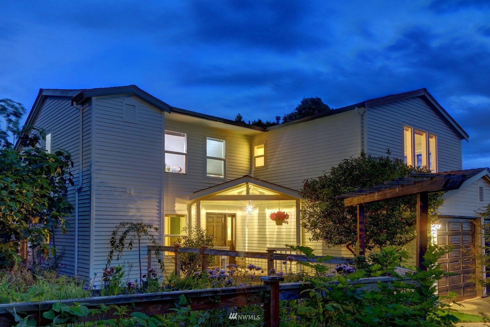 Property Photo:  648 Fir Street  WA 98020 