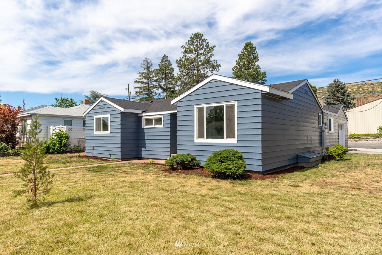 Property Photo: 1305 D SW WA 98823