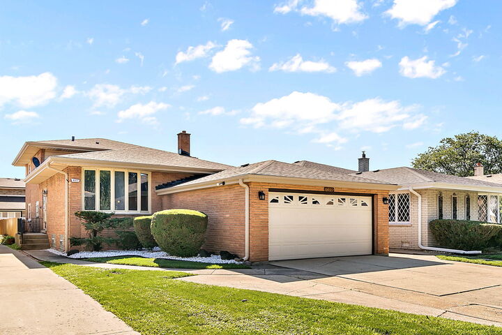 8925 S Sacramento Avenue  Evergreen Park IL 60805 photo