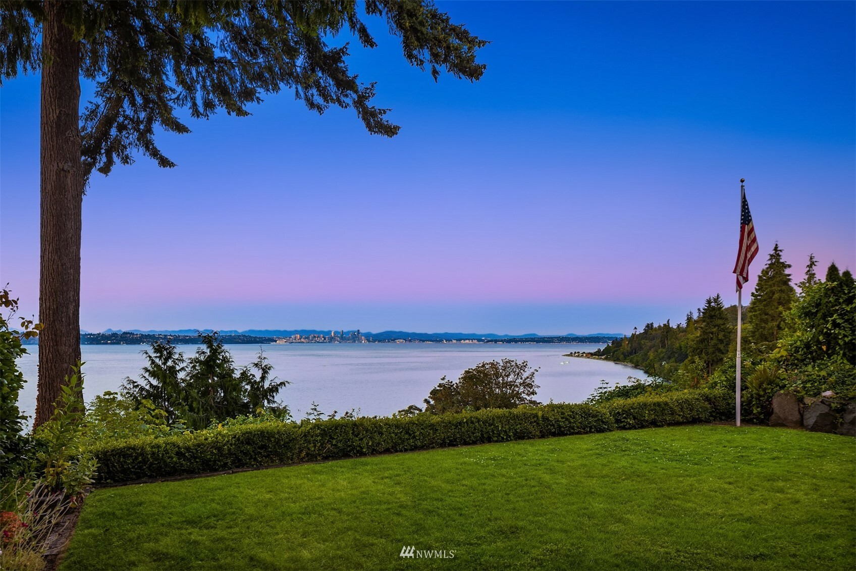 8760 Grand Avenue NE  Bainbridge Island WA 98110 photo