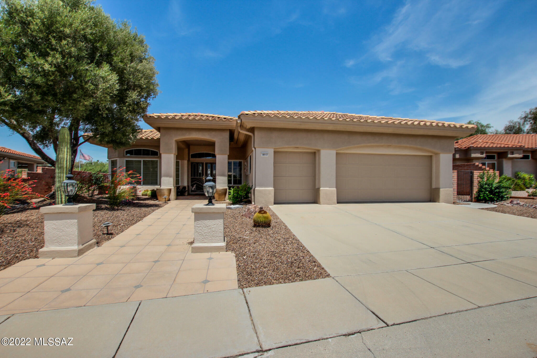 Property Photo: 1813 E Mellow Trail AZ 85755