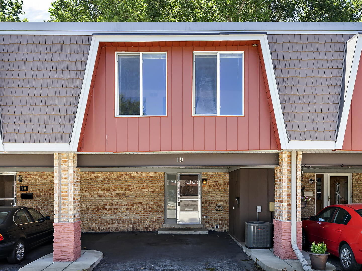 Property Photo: 19 Cour De La Reine IL 60465