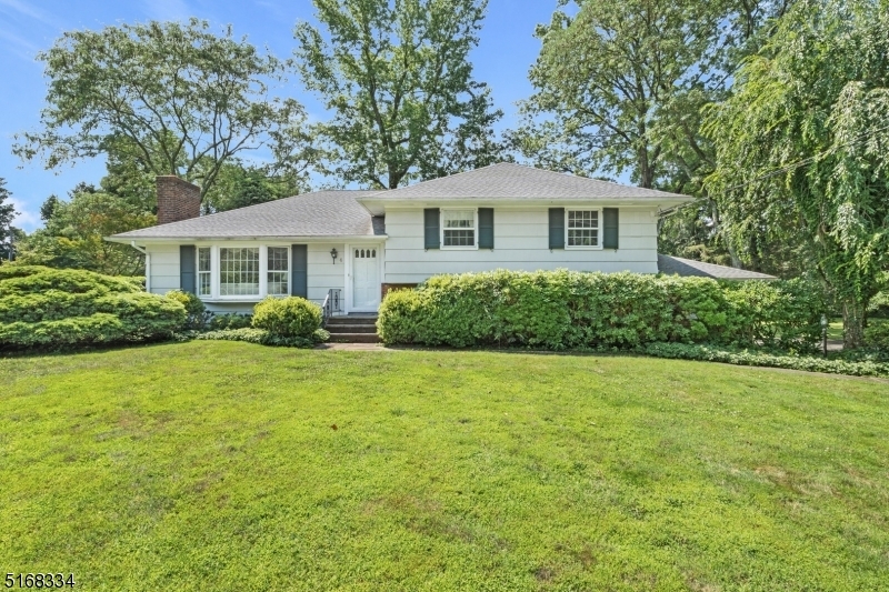 Property Photo:  4 Colonial Rd  NJ 07945 