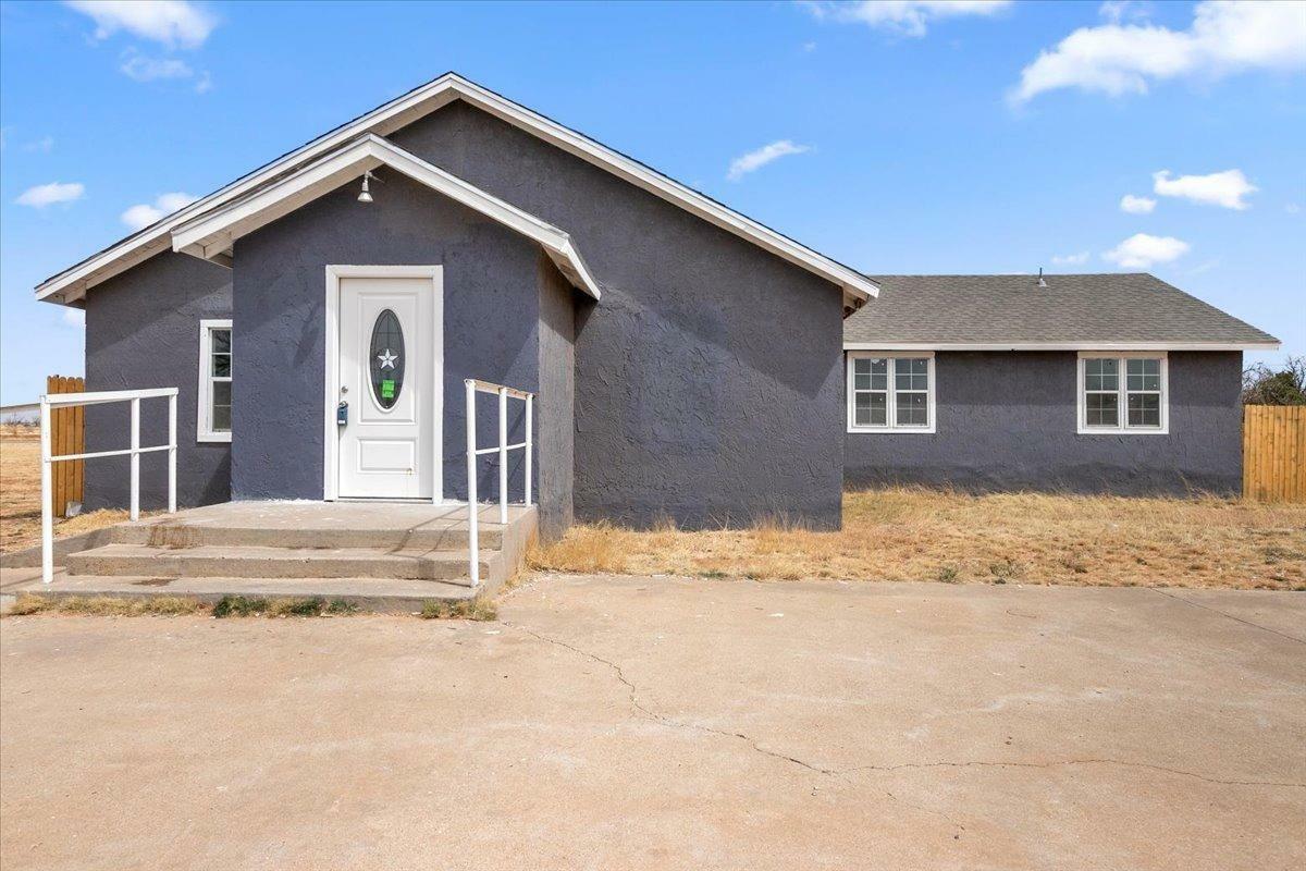 Property Photo: 402 N Ironwood Avenue TX 79403