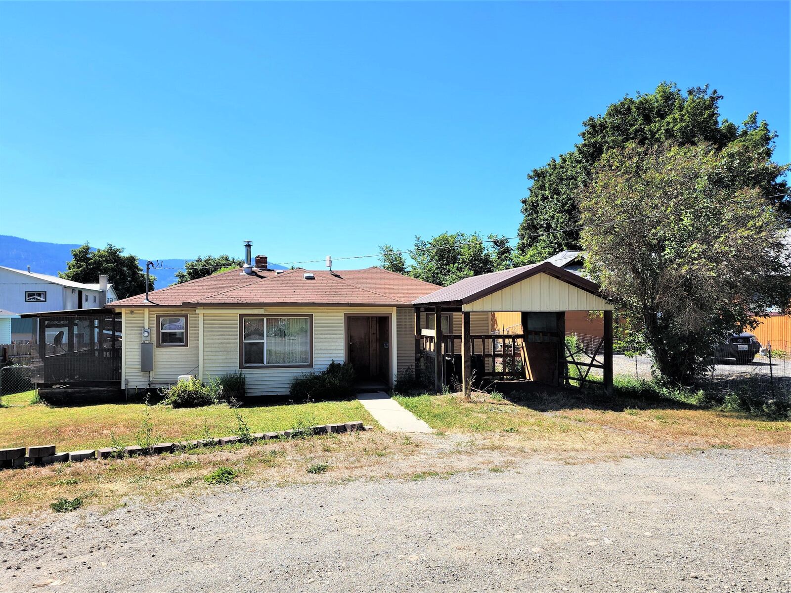 Property Photo:  675 N Washington St  WA 99114 