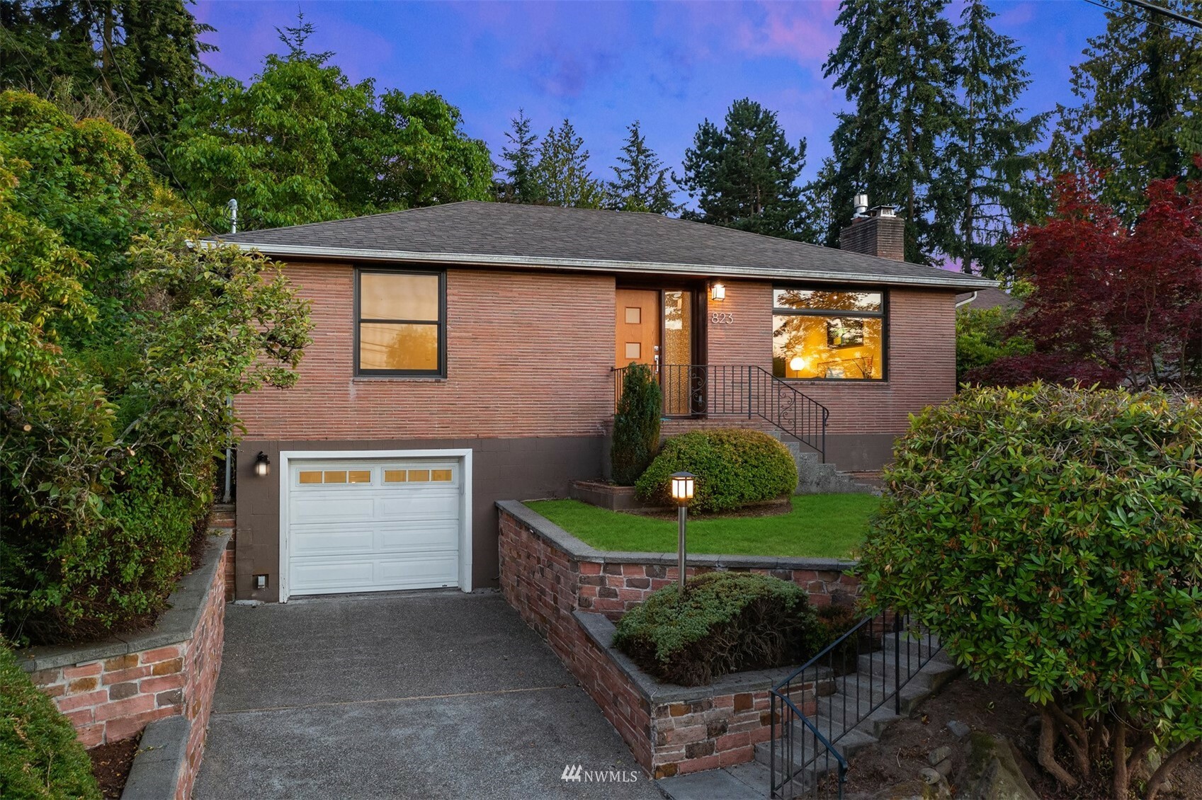 Property Photo:  823 NE 104th Street  WA 98125 