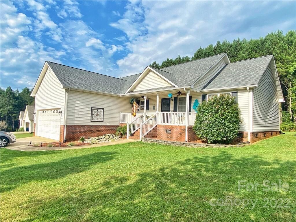 Property Photo: 884 Creekside Drive NC 28092