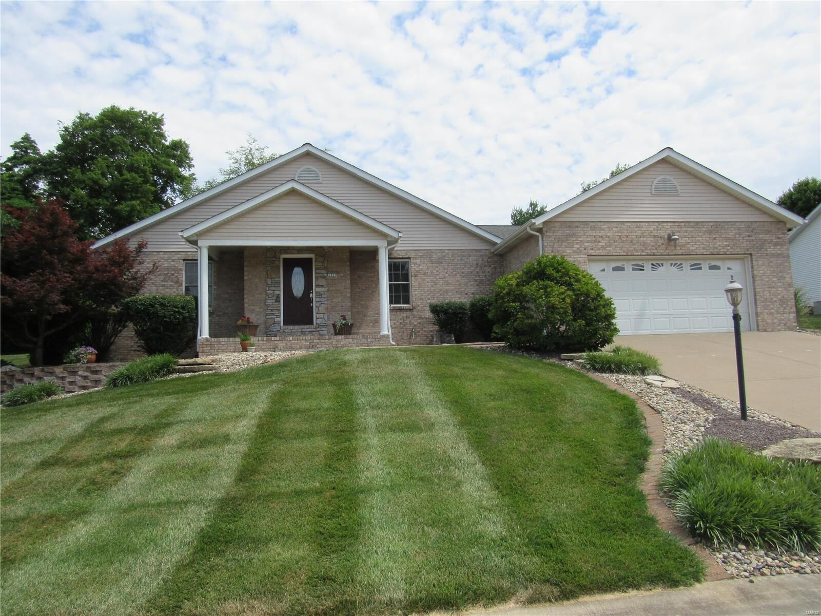 Property Photo:  1902 Summerfield Lane  IL 62035 